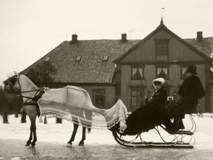 Dronning Maud ved Bygdø kongsgard 1907. Foto: De kongelige samlinger